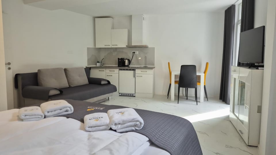 Bed, TV and multimedia, Decorative detail, Seating area, Dining area, Bedroom, towels, kitchen
