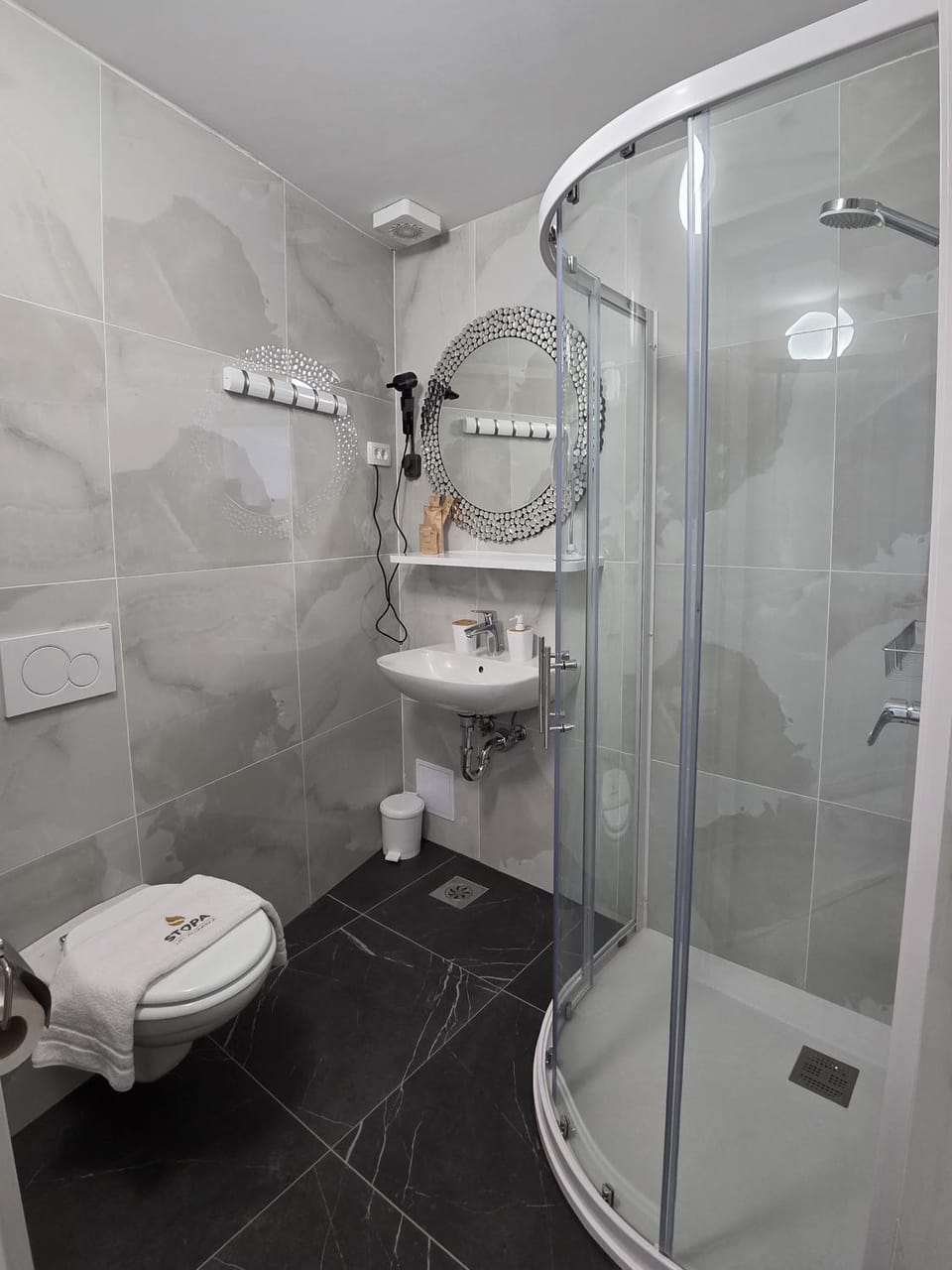 Toilet, Bathroom, Decorative detail, heating, towels