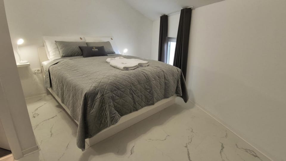 Bed, Decorative detail, Bedroom, heating, internet, towels, air conditioner