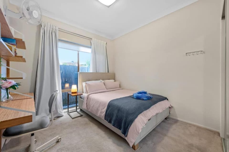 Open Plan 3 Bedroom House - Taringa House in Toowong