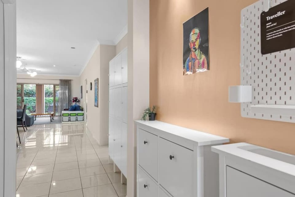 Open Plan 3 Bedroom House - Taringa House in Toowong