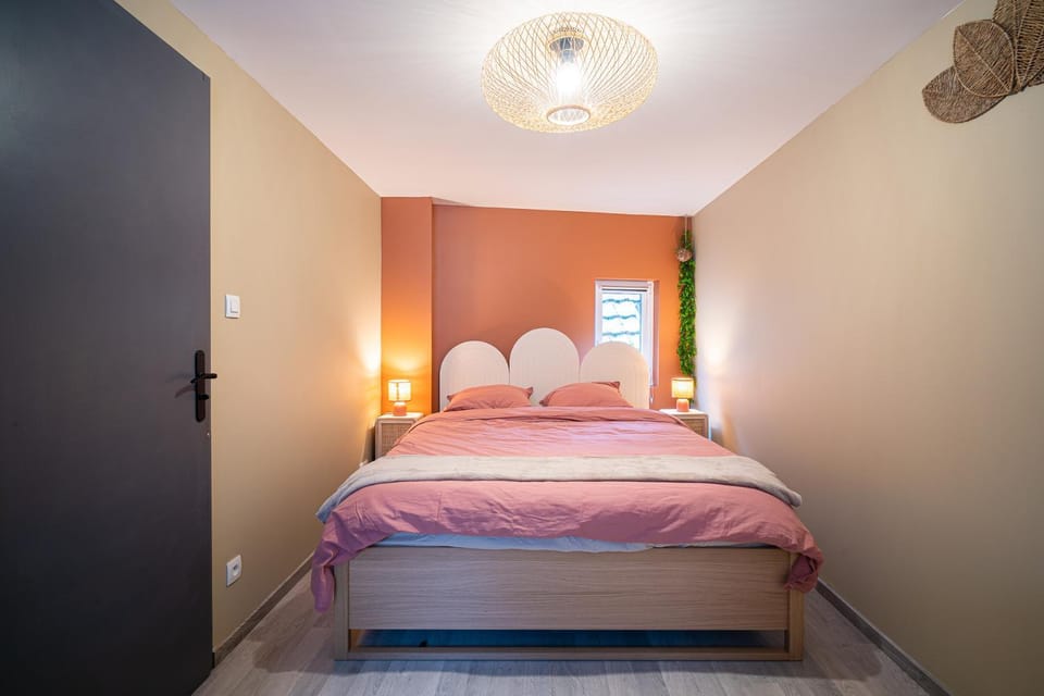 Photo of the whole room, Bedroom, storage
