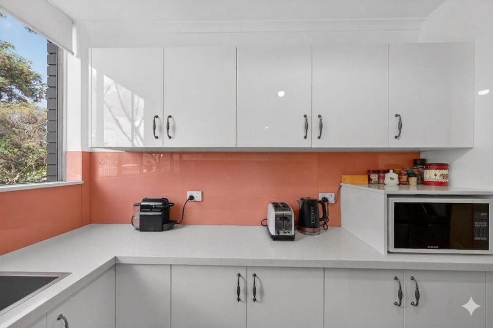 Coffee/tea facilities, microwave, toaster, toaster, kitchen