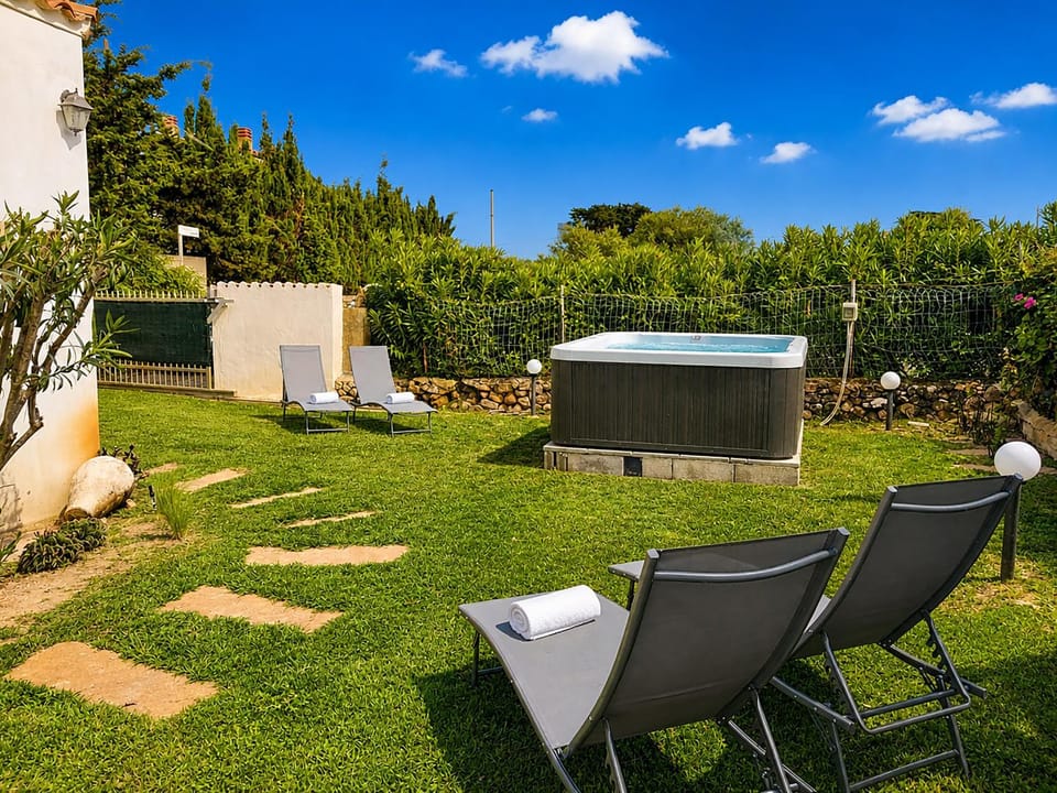 Garden, Garden, Hot Tub, Hot Tub
