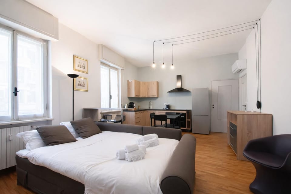 Bed, TV and multimedia, Kitchen or kitchenette, Living room, Photo of the whole room, Seating area, Dining area, stove, towels