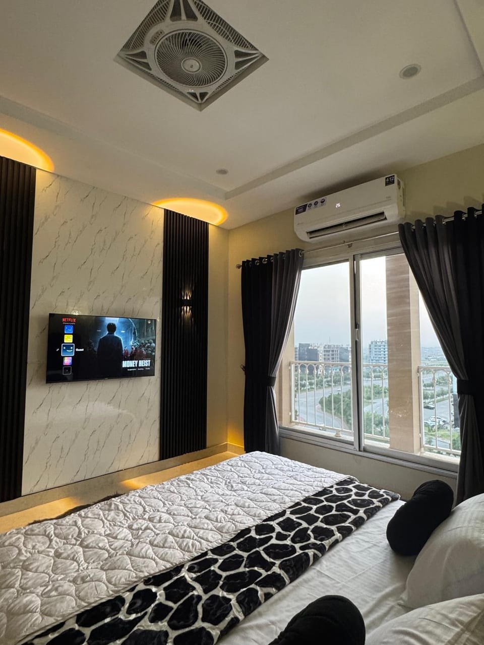 Bed, TV and multimedia, View (from property/room), Bedroom, City view, air conditioner