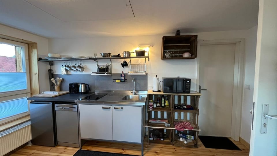 Coffee/tea facilities, Kitchen or kitchenette, stove