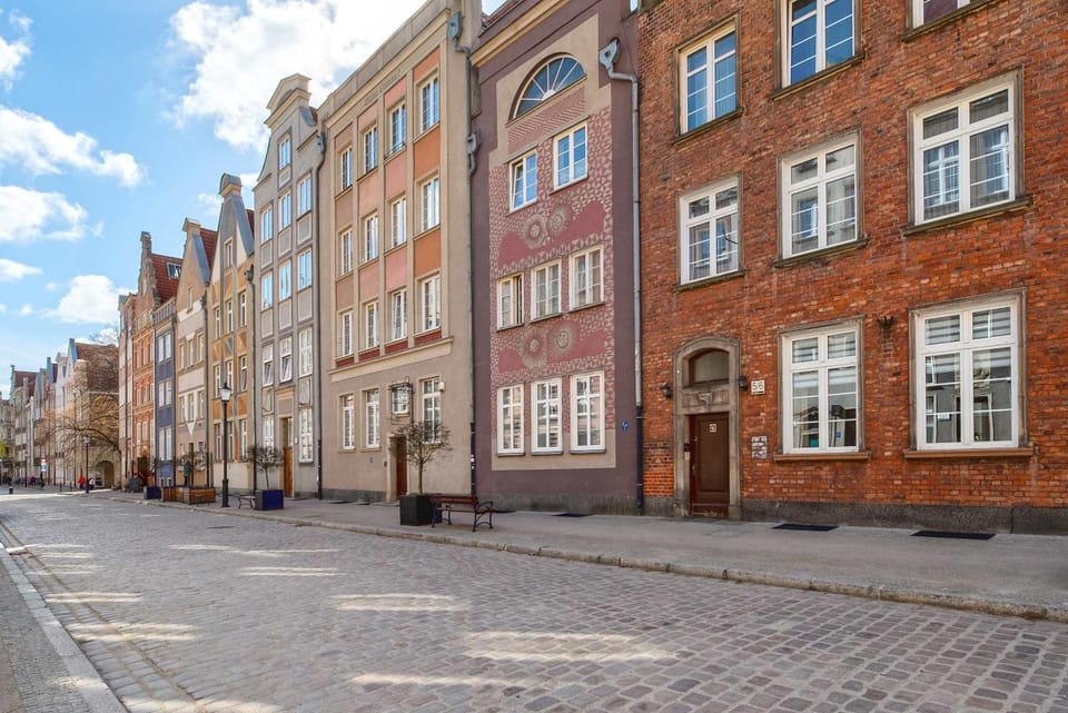Property building, Day, Neighbourhood, City view, Street view, Location
