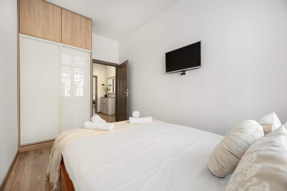 Bed, TV and multimedia, Bedroom, towels