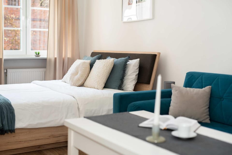 Bed, Living room, Seating area, towels