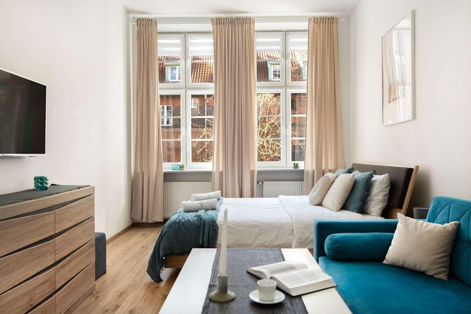 Bed, TV and multimedia, Living room, Seating area