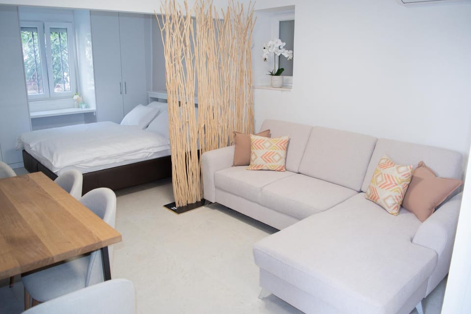 Bed, Seating area