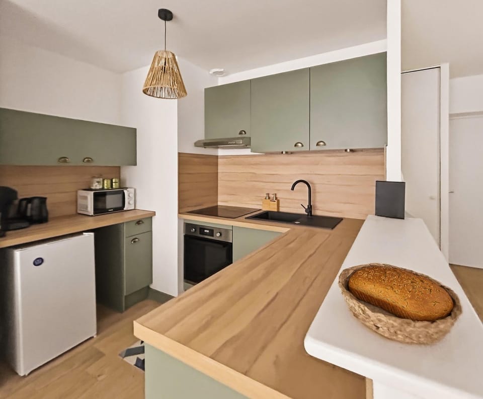 Coffee/tea facilities, Kitchen or kitchenette, Dining area, Food, oven