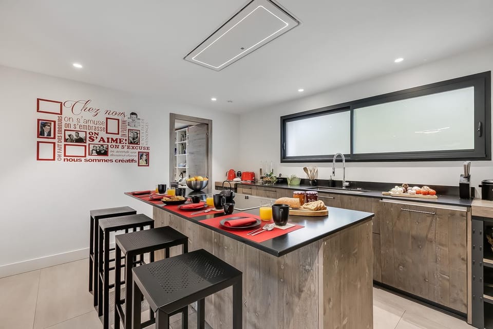 Kitchen or kitchenette, Dining area