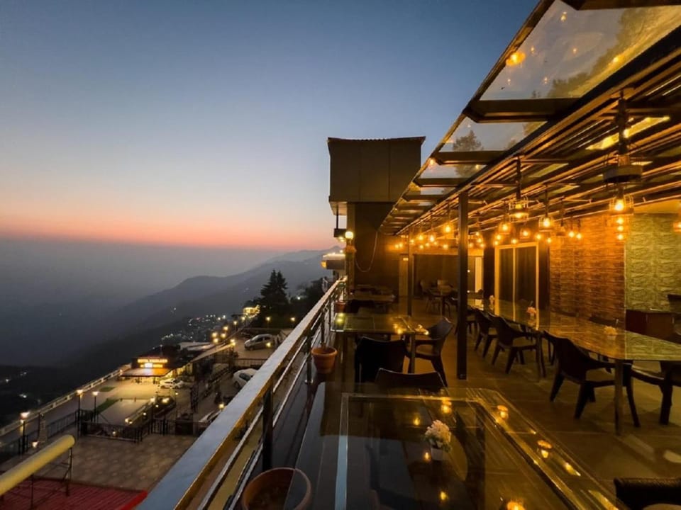 Restaurant/places to eat, View (from property/room), Balcony/Terrace, Sunset