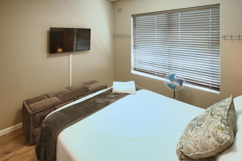 Bed, TV and multimedia, Bedroom, wardrobe
