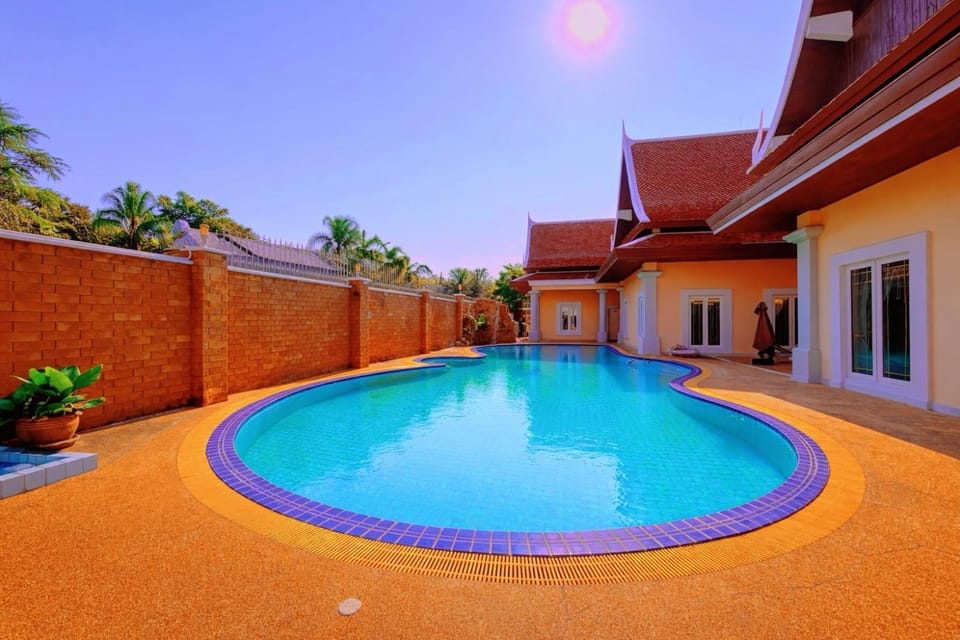 Property building, Day, Pool view, Swimming pool, sunbed