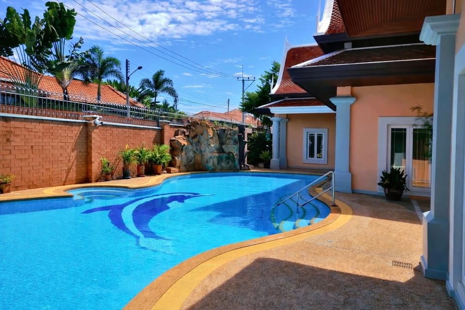 Property building, Day, Pool view, Swimming pool, sunbed