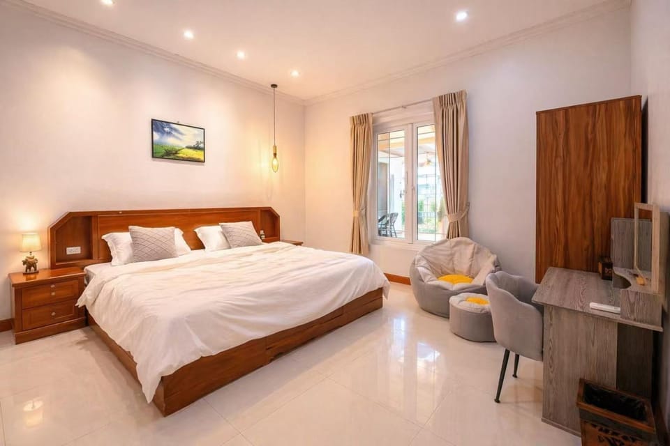 Bed, Seating area, Bedroom