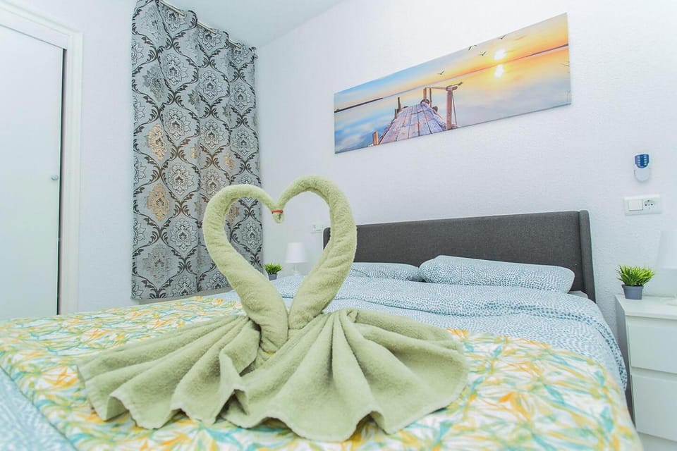 Bed, Photo of the whole room, Bedroom, towels