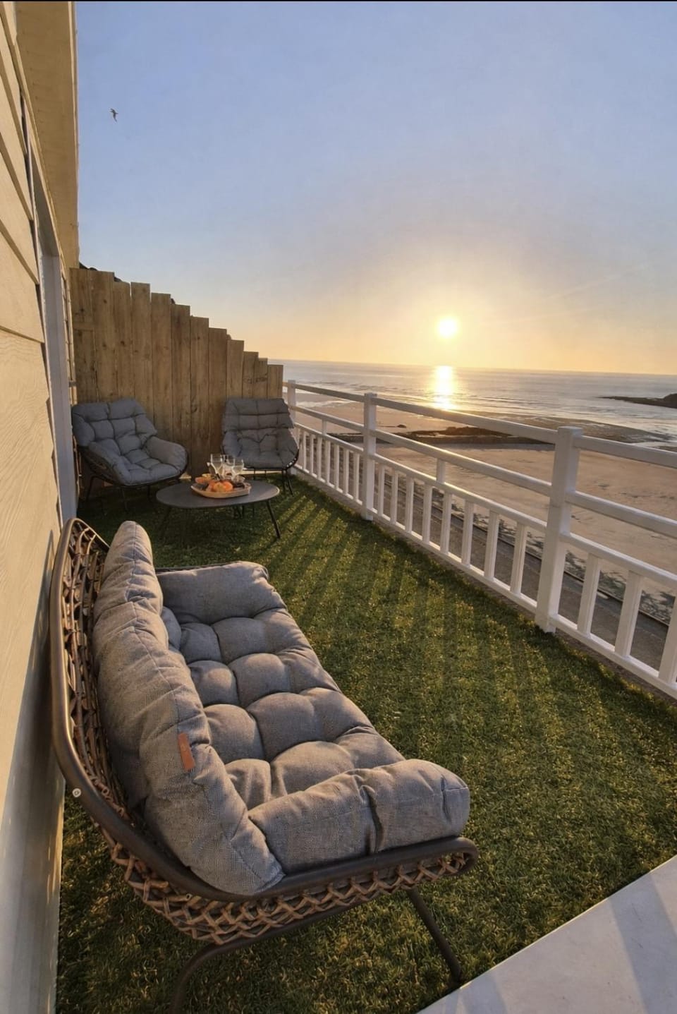 Natural landscape, View (from property/room), Balcony/Terrace, Dining area, Beach, Sea view