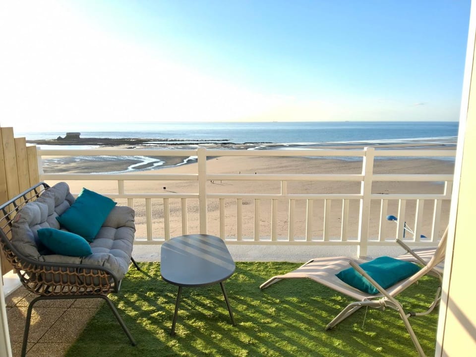 Natural landscape, Photo of the whole room, Bedroom, Sea view