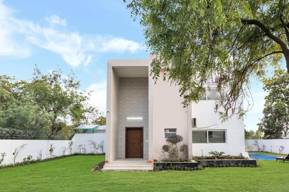 Alaya Stays Ratikara Ullaas 2-BHK with Private Pool, Lounge Space, Pool table & Lawn Villa in Maharashtra