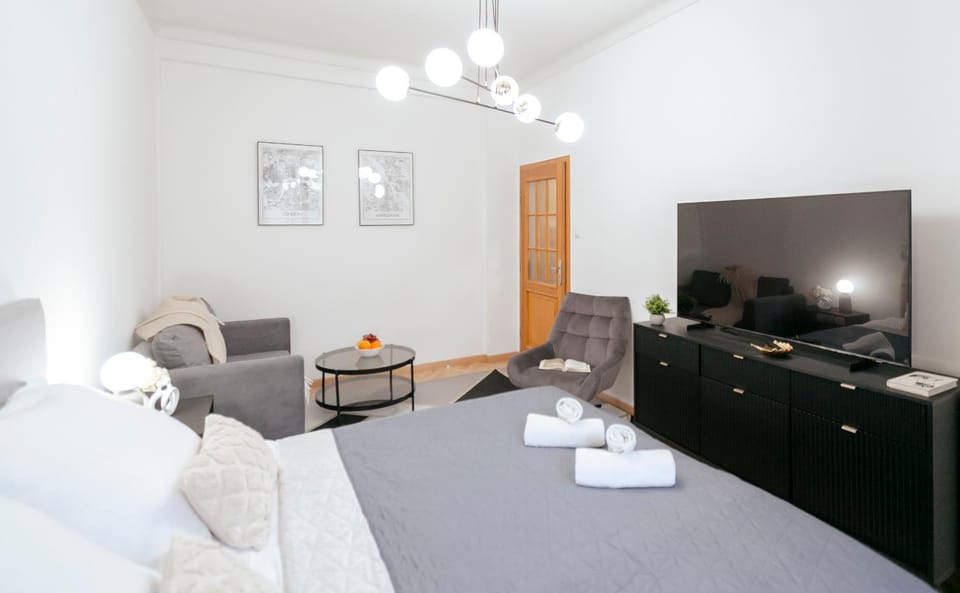 Bed, TV and multimedia, Living room, Seating area