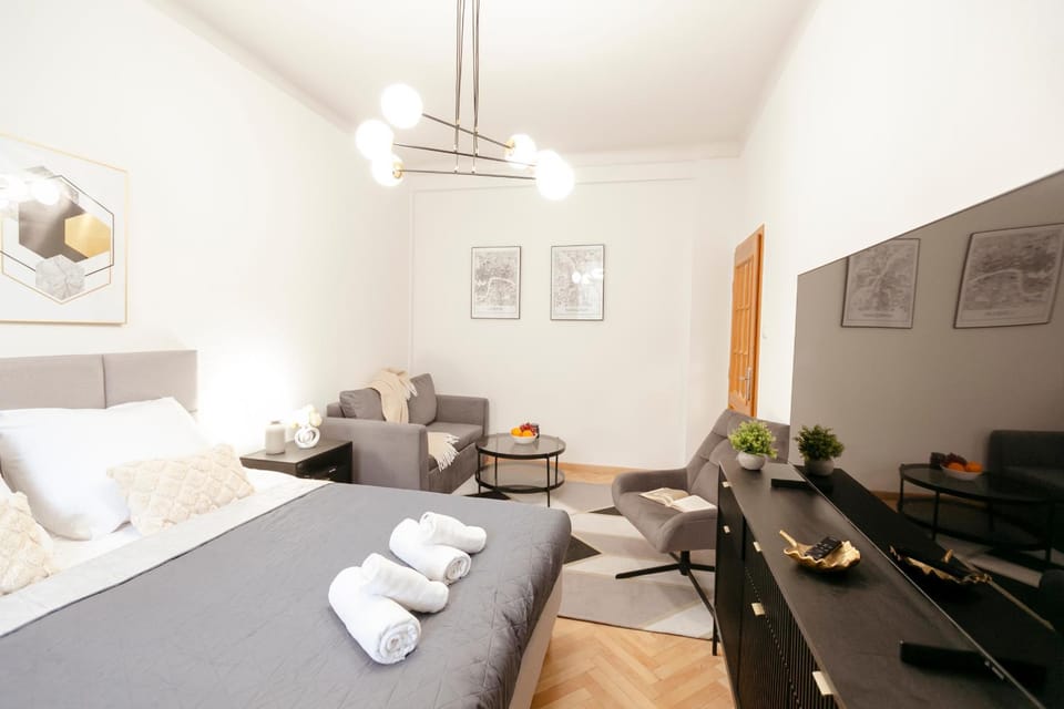 Bed, TV and multimedia, Living room