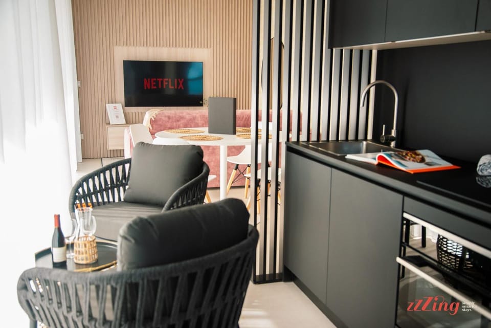 TV and multimedia, Kitchen or kitchenette, Seating area, oven