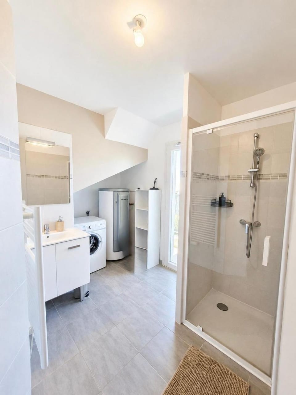 Shower, Bathroom, towels, washing machine
