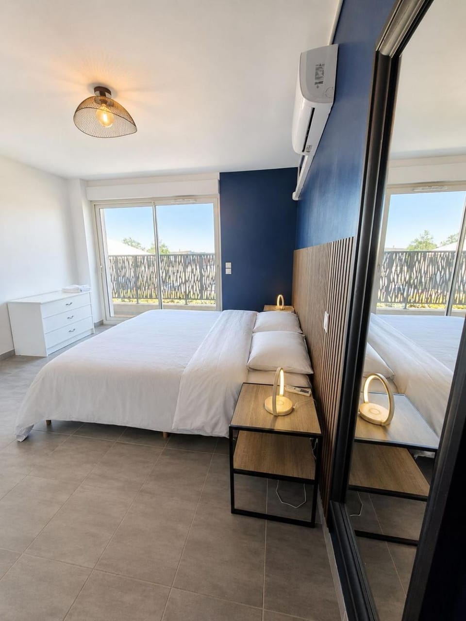 Bed, View (from property/room), Balcony/Terrace, Photo of the whole room, Bedroom, air conditioner