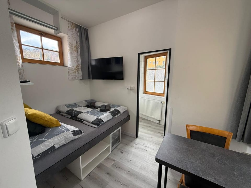 TV and multimedia, Living room, Photo of the whole room, Seating area, Bedroom