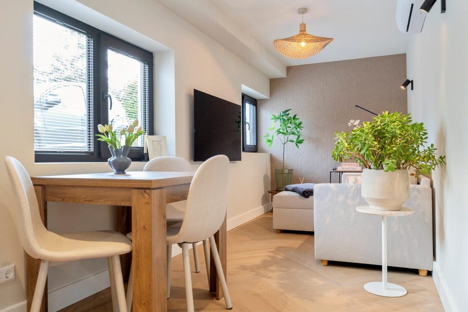 TV and multimedia, Seating area, Dining area