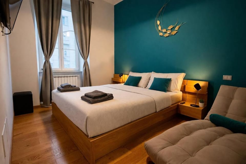 Bed, TV and multimedia, Photo of the whole room, Bedroom, towels