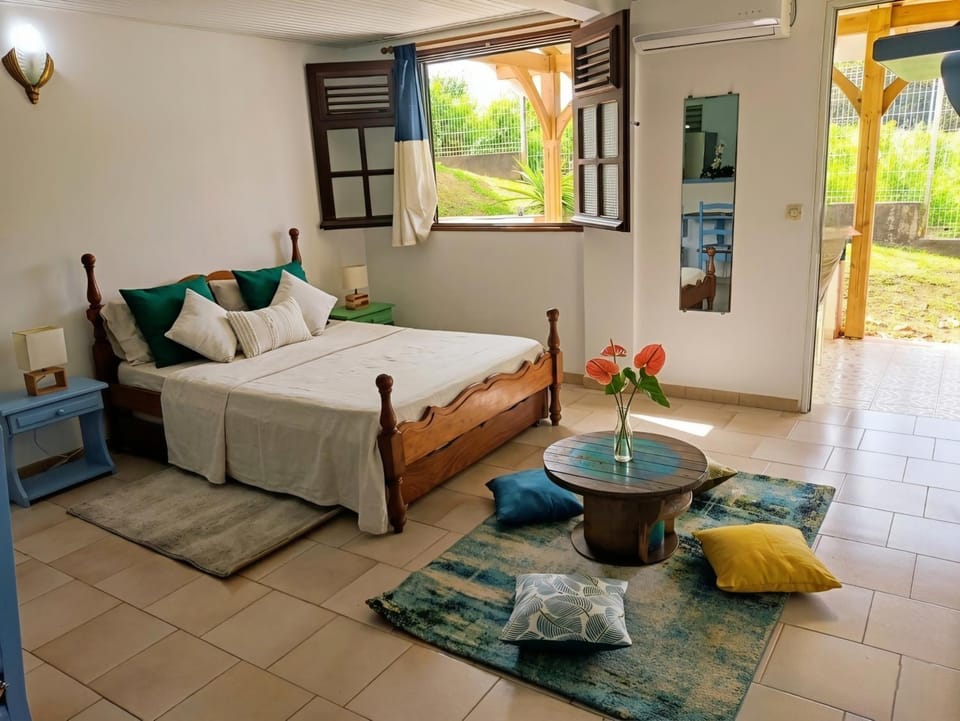 Bed, Living room, Photo of the whole room, Bedroom, air conditioner