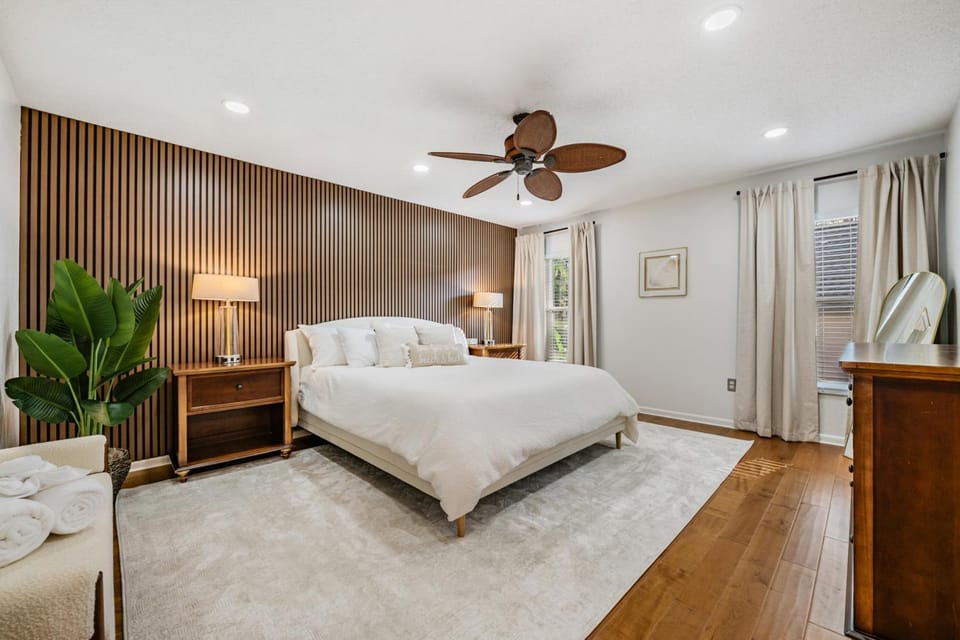 Luxe 4BR w Pool & Hot Tub- Mini Golf House in Indian Shores