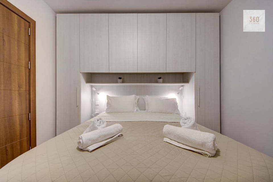 Bed, Photo of the whole room, Bedroom, towels, wardrobe