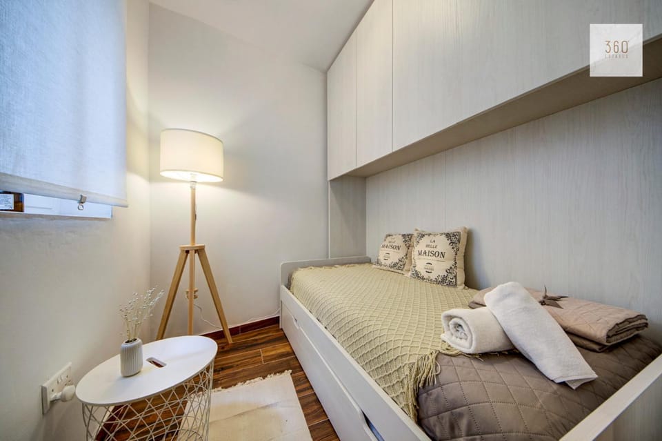 Bed, Living room, Photo of the whole room, Seating area, Bedroom, towels
