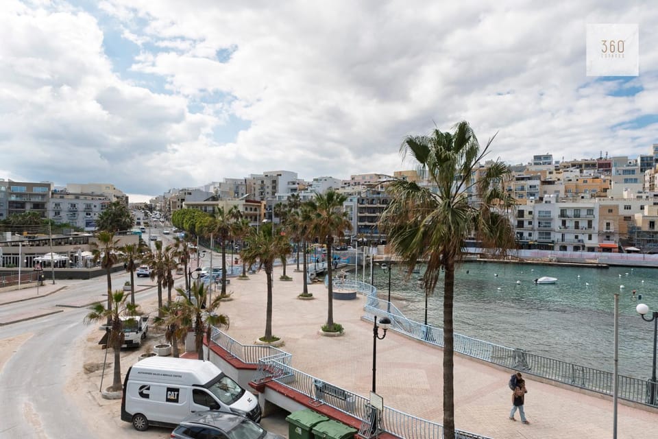 Property building, Nearby landmark, Day, People, Neighbourhood, Natural landscape, Beach, City view, Sea view, Street view, Location, group of guests, Parking