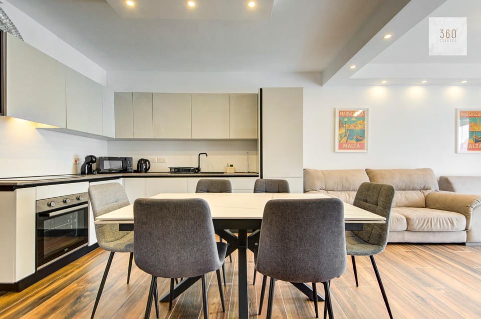 Coffee/tea facilities, Kitchen or kitchenette, Living room, Seating area, Dining area, minibar, oven, stove, toaster