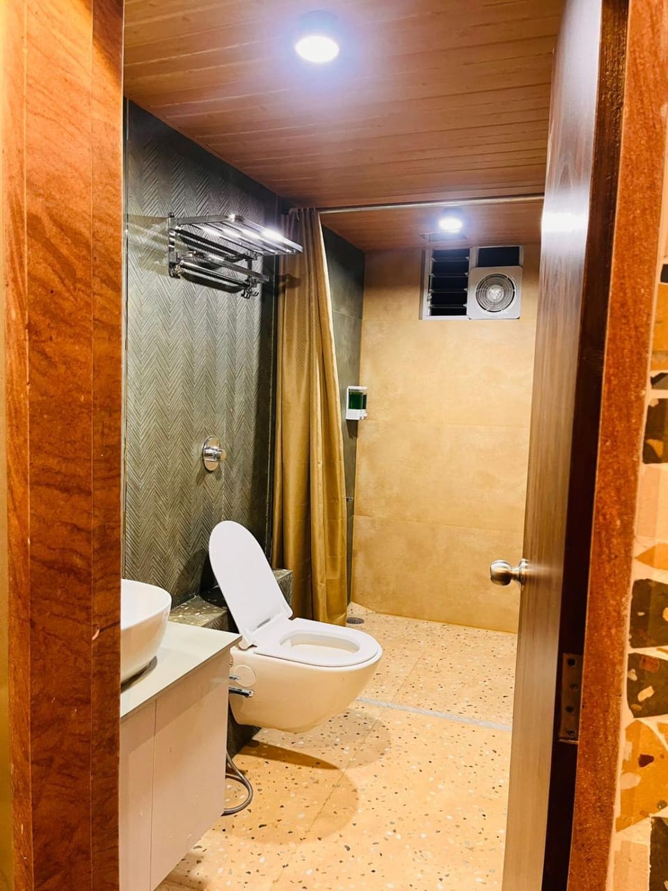 Leaf & Sky Luxury tent in Maharashtra