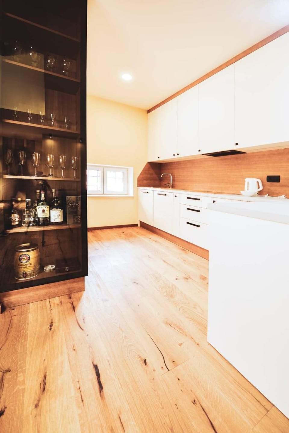 Kitchen or kitchenette, minibar