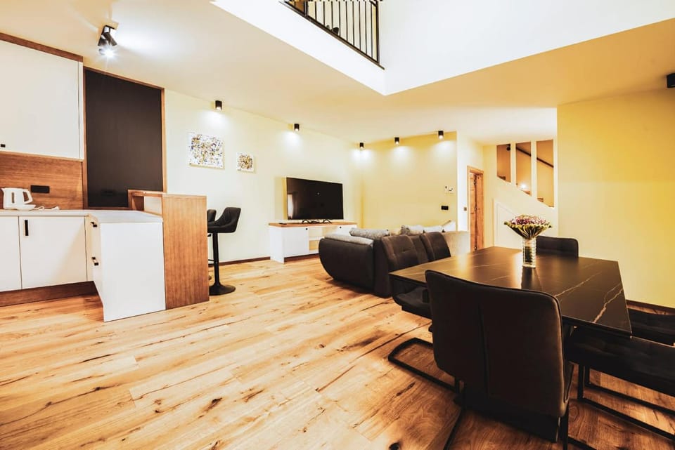 TV and multimedia, Kitchen or kitchenette, Living room, Seating area, Dining area