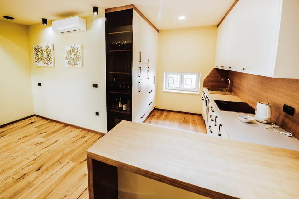 Kitchen or kitchenette, air conditioner