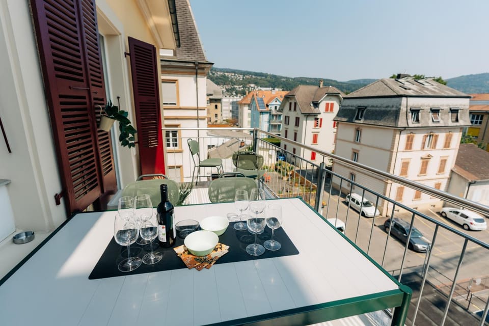 Patio, Natural landscape, View (from property/room), Balcony/Terrace, Dining area, Food, City view, Mountain view