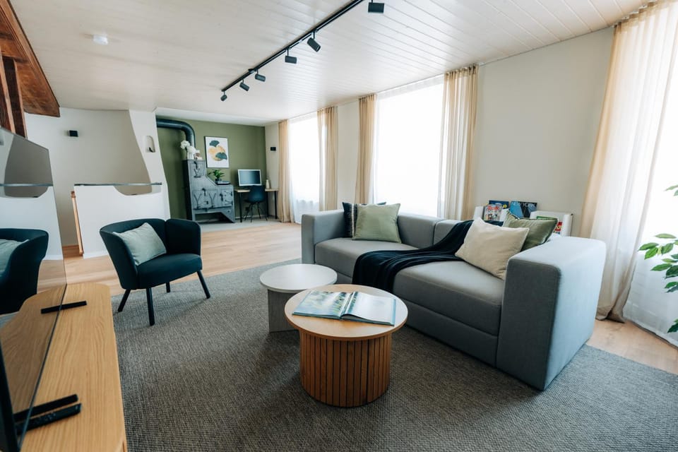 TV and multimedia, Living room, Seating area, Pets, pet friendly