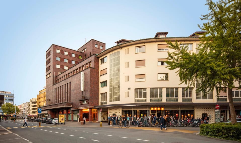 Restaurant/places to eat, Neighbourhood, City view, Location