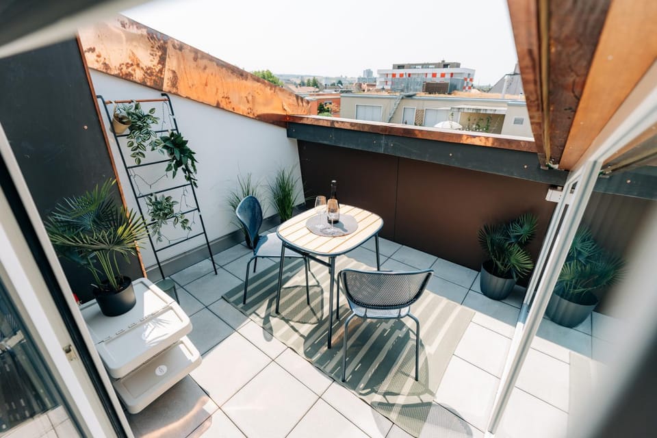 Day, Balcony/Terrace, Seating area, Dining area