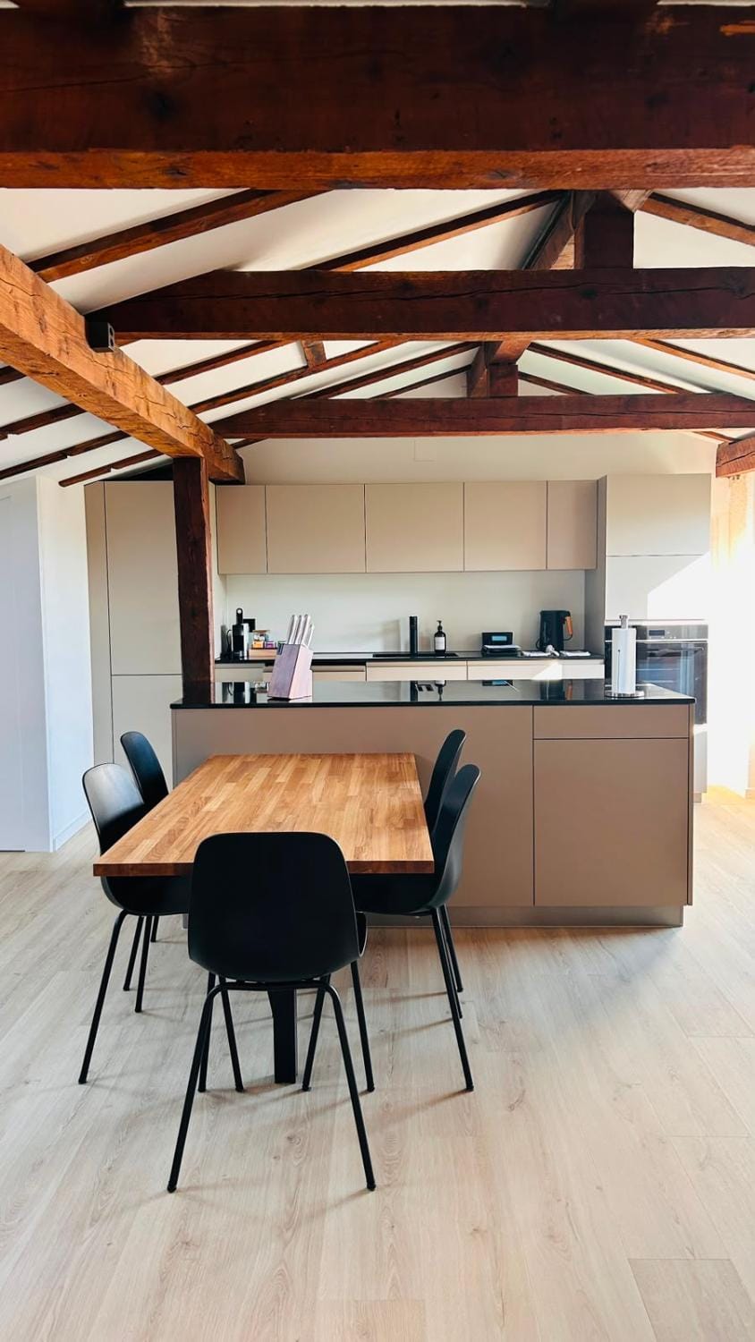 Coffee/tea facilities, Kitchen or kitchenette, Living room, Seating area, Dining area, microwave